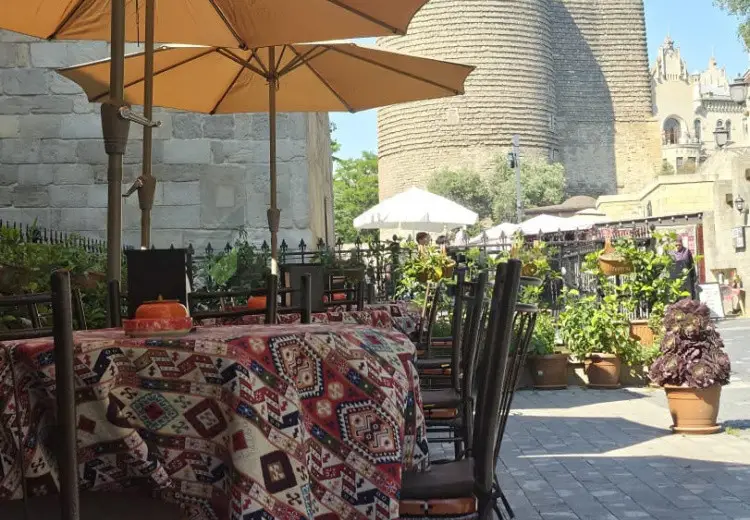 Satılır, İçəri şəhər, Səbail, Bakı