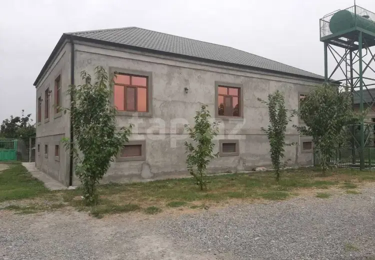 8 otaqlı mənzil Satılır, Ucar