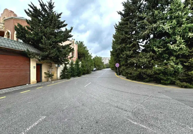 8 otaqlı mənzil Satılır, Nizami, Bakı