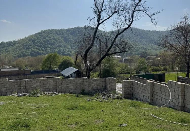 3 sot Torpaq Satılır, Qəbələ