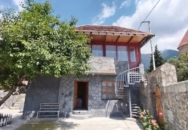 3 otaqlı mənzil , Şəki