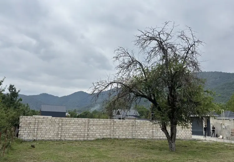5 sot Torpaq Satılır, Qəbələ
