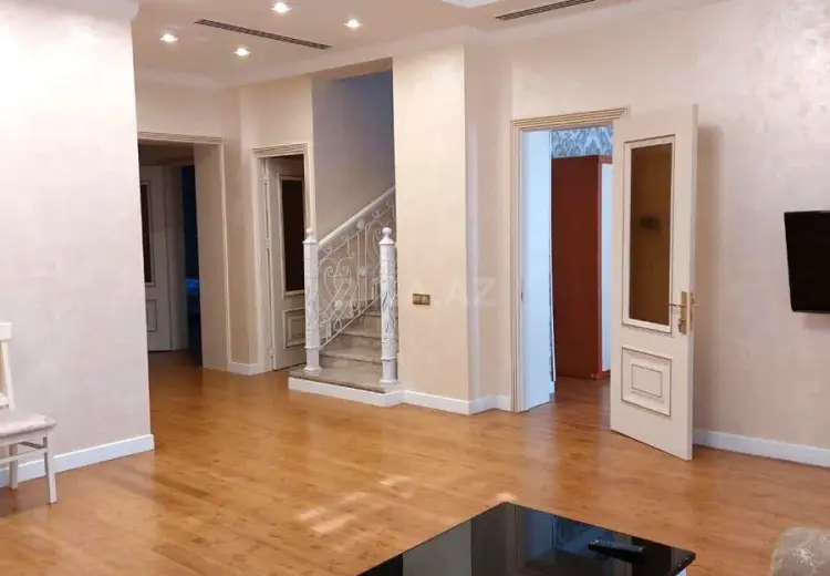 8 otaqlı mənzil Satılır, Astara