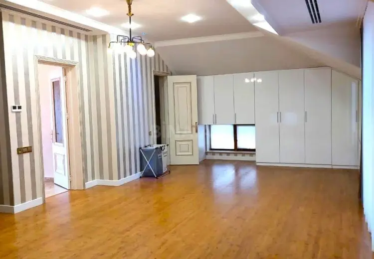 8 otaqlı mənzil Satılır, Astara