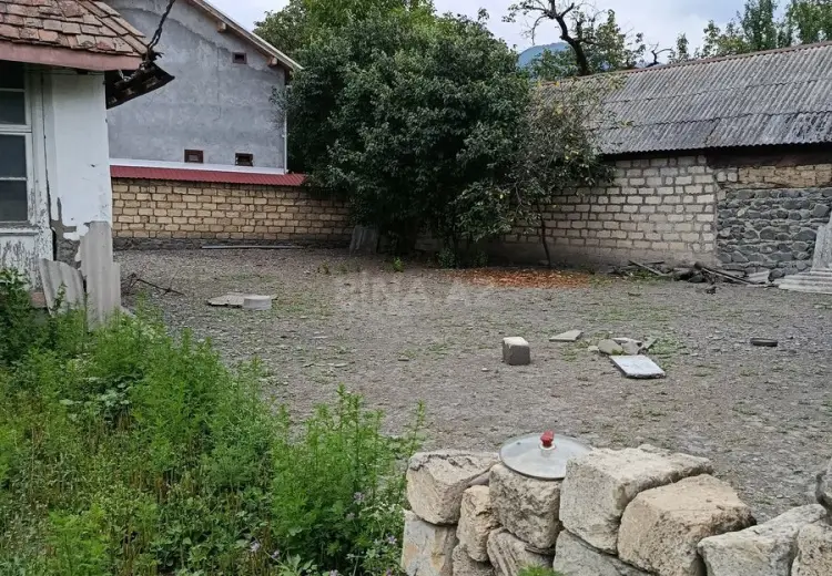 12 sot Torpaq Satılır, Qəbələ