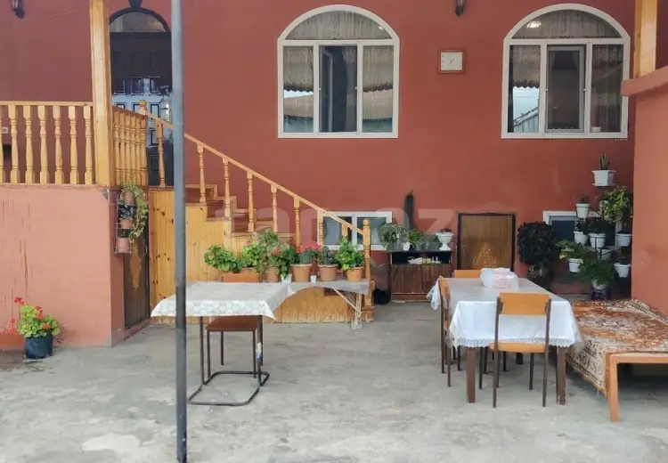 6 otaqlı mənzil , Şəki