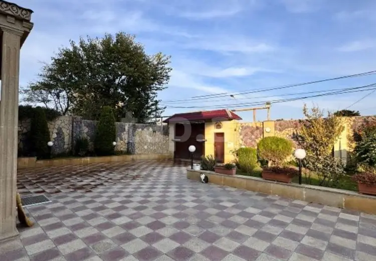 8 otaqlı mənzil , Bakı