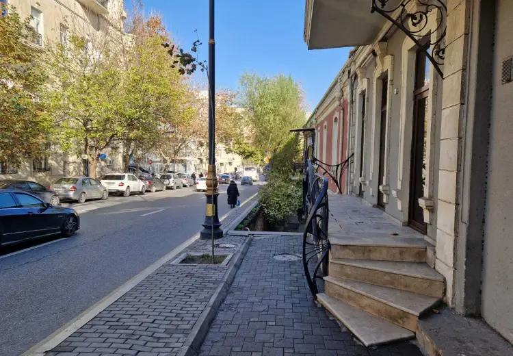 200 m² Obyekt / Ofis Kirayə (aylıq), Səbail, Bakı