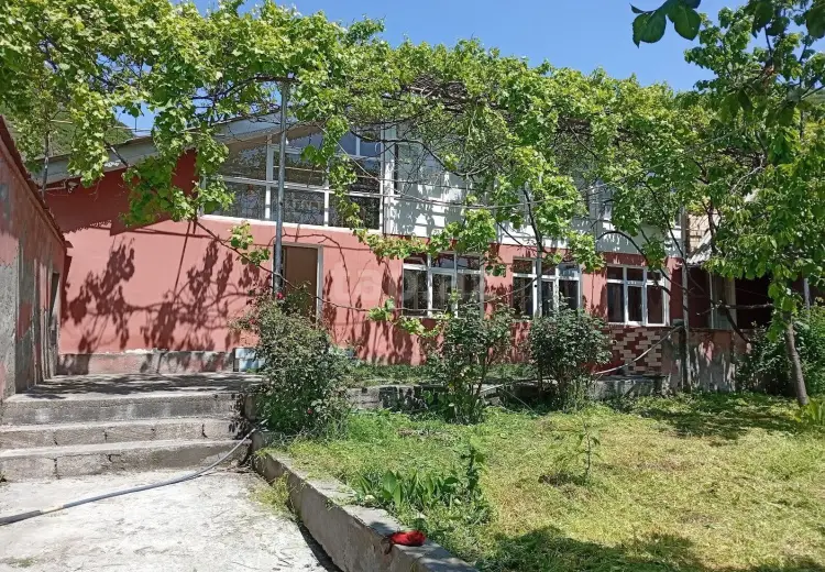 9 otaqlı mənzil , Şəki