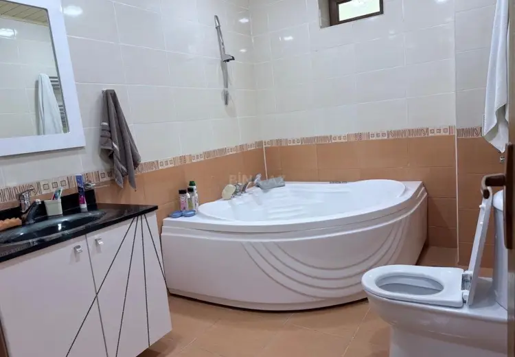 8 otaqlı mənzil Satılır, Şamaxı