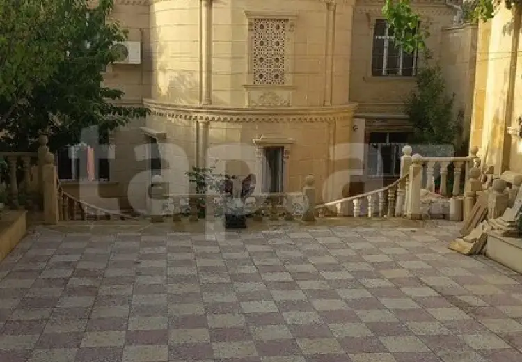 8 otaqlı mənzil , Bakı