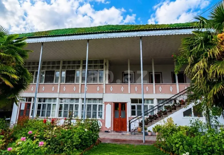 10 otaqlı mənzil , Şəki