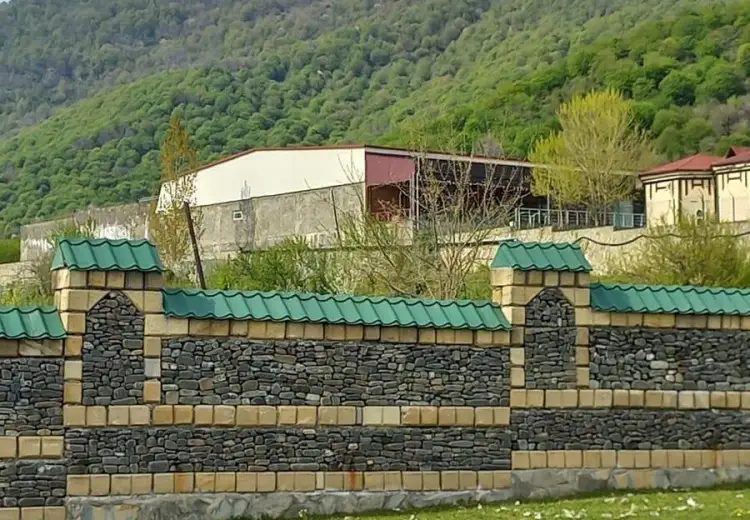 100 sot Torpaq Satılır, Qəbələ