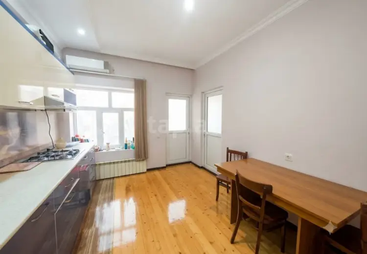 9 otaqlı mənzil , Oğuz