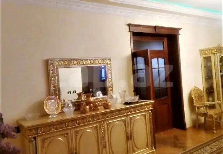 8 otaqlı mənzil , Bakı
