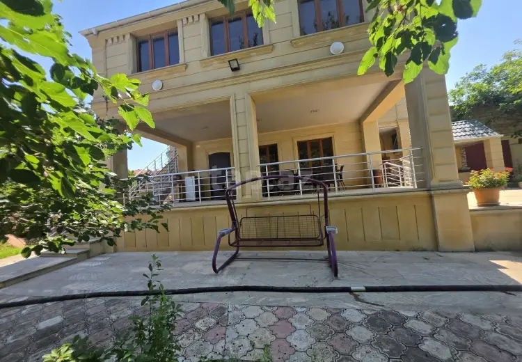 8 otaqlı mənzil , Bakı