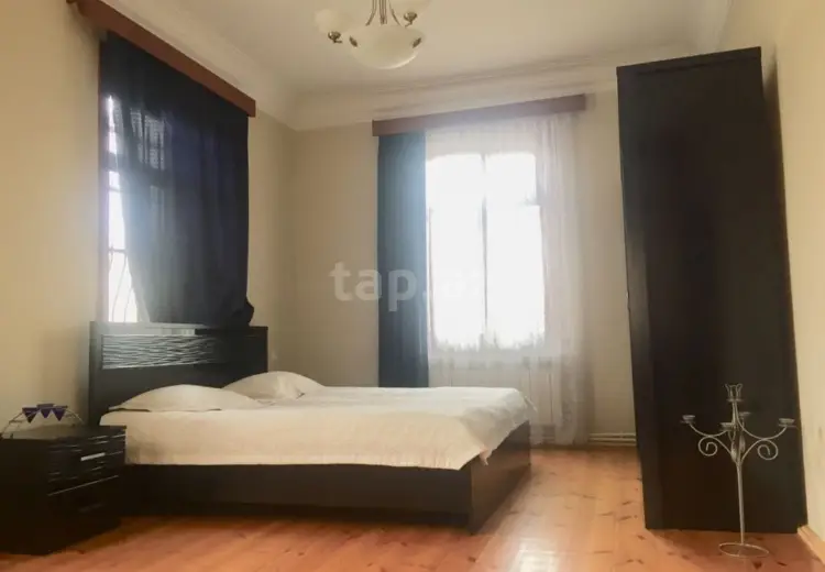 8 otaqlı mənzil , Gəncə