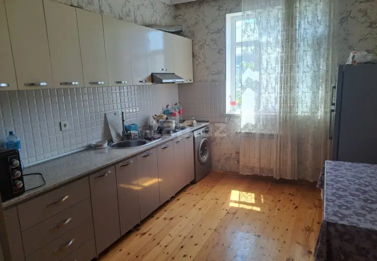 6 otaqlı mənzil , Bakı