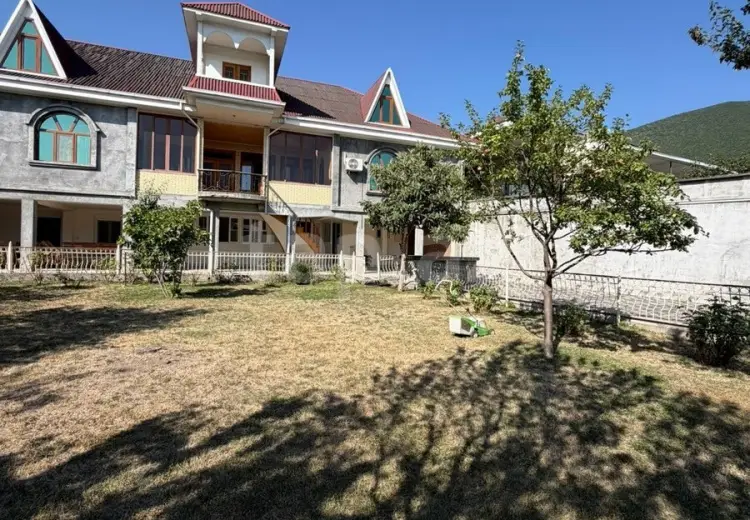 8 otaqlı mənzil , Şəki