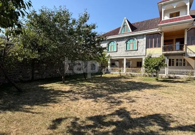 8 otaqlı mənzil , Şəki