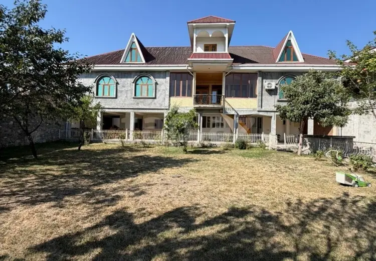 8 otaqlı mənzil , Şəki