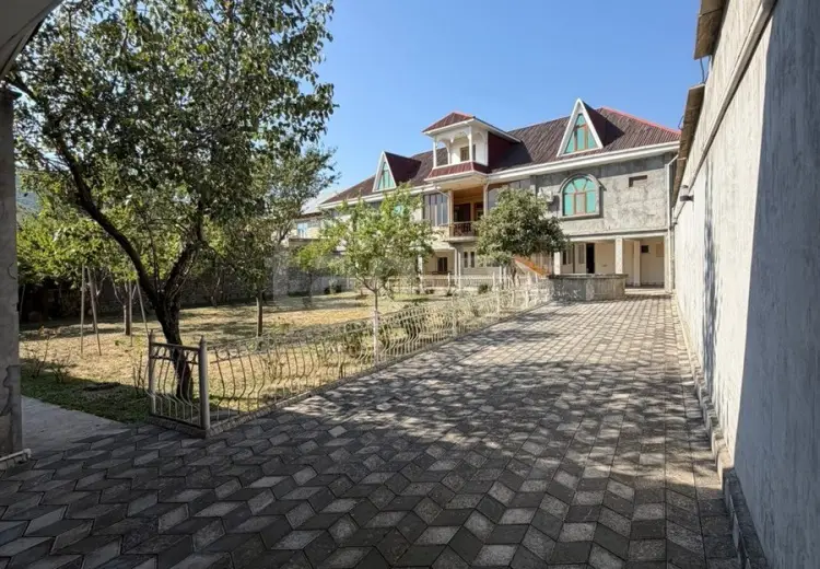 8 otaqlı mənzil , Şəki
