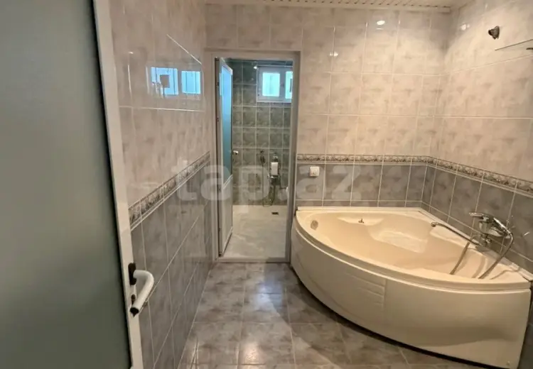 8 otaqlı mənzil , Şəki