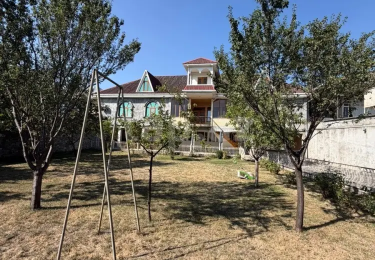 8 otaqlı mənzil , Şəki