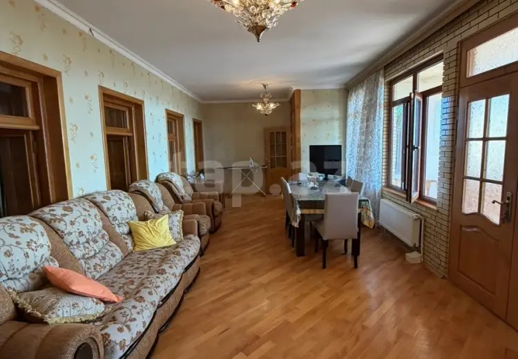 8 otaqlı mənzil , Şəki