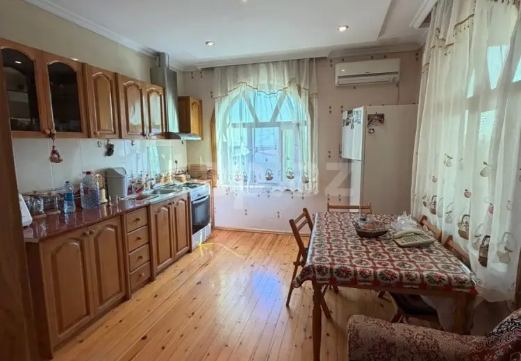 8 otaqlı mənzil , Şəki