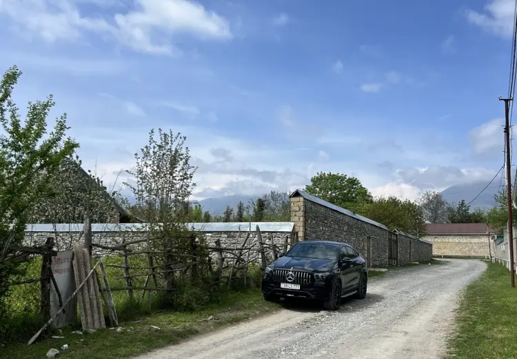 12 sot Torpaq Satılır, Qəbələ