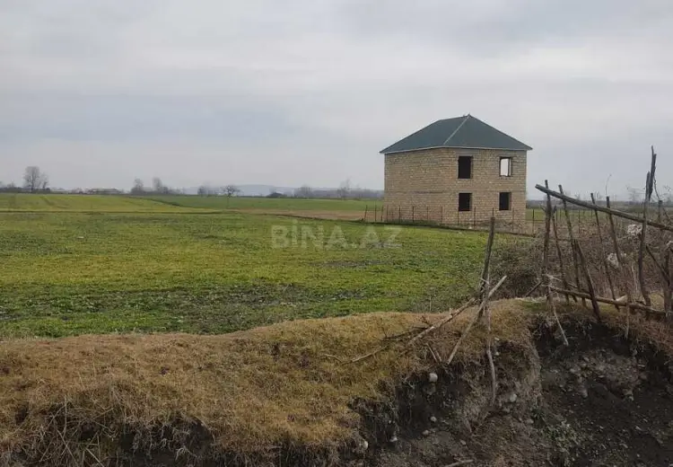 12 sot Torpaq Satılır, Qəbələ