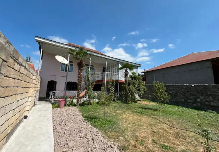 83 000 AZN - 6 otaqlı mənzil , Şəki