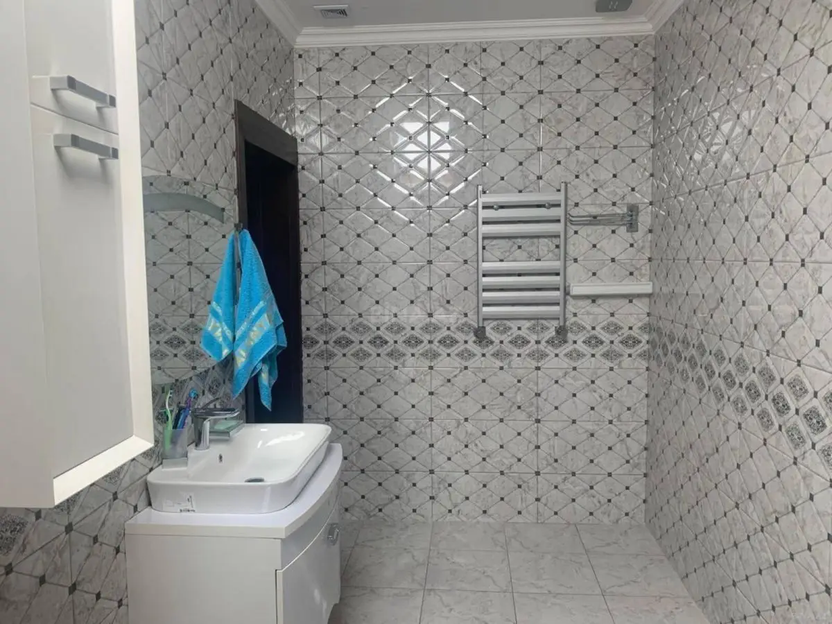 490 000 AZN - 5 otaqlı mənzil Satılır, Oğuz